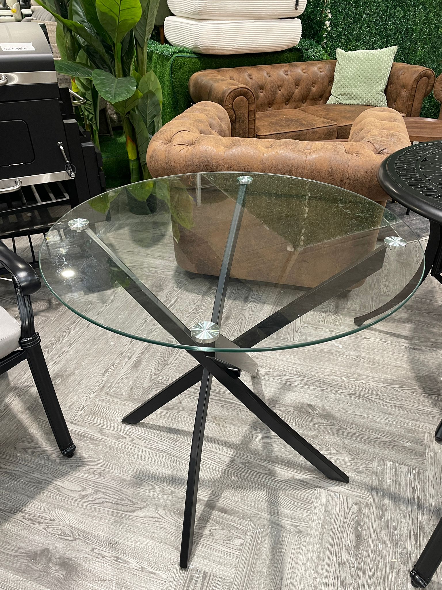 Round Dining Table with Metal Legs
