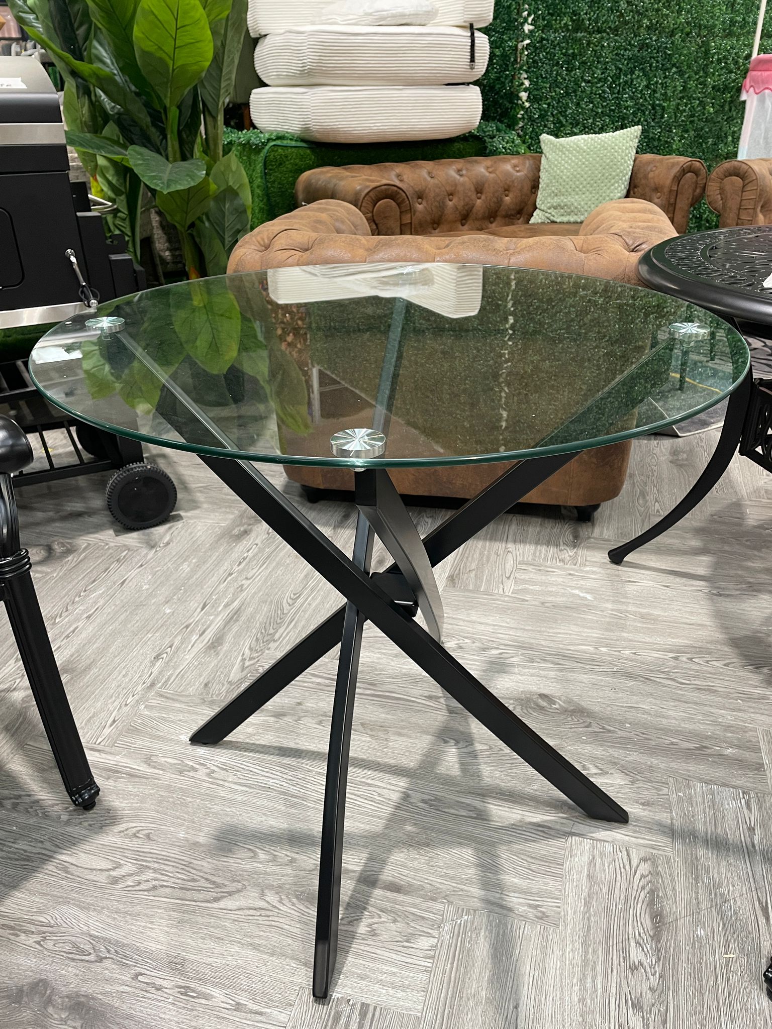 Round Dining Table with Metal Legs