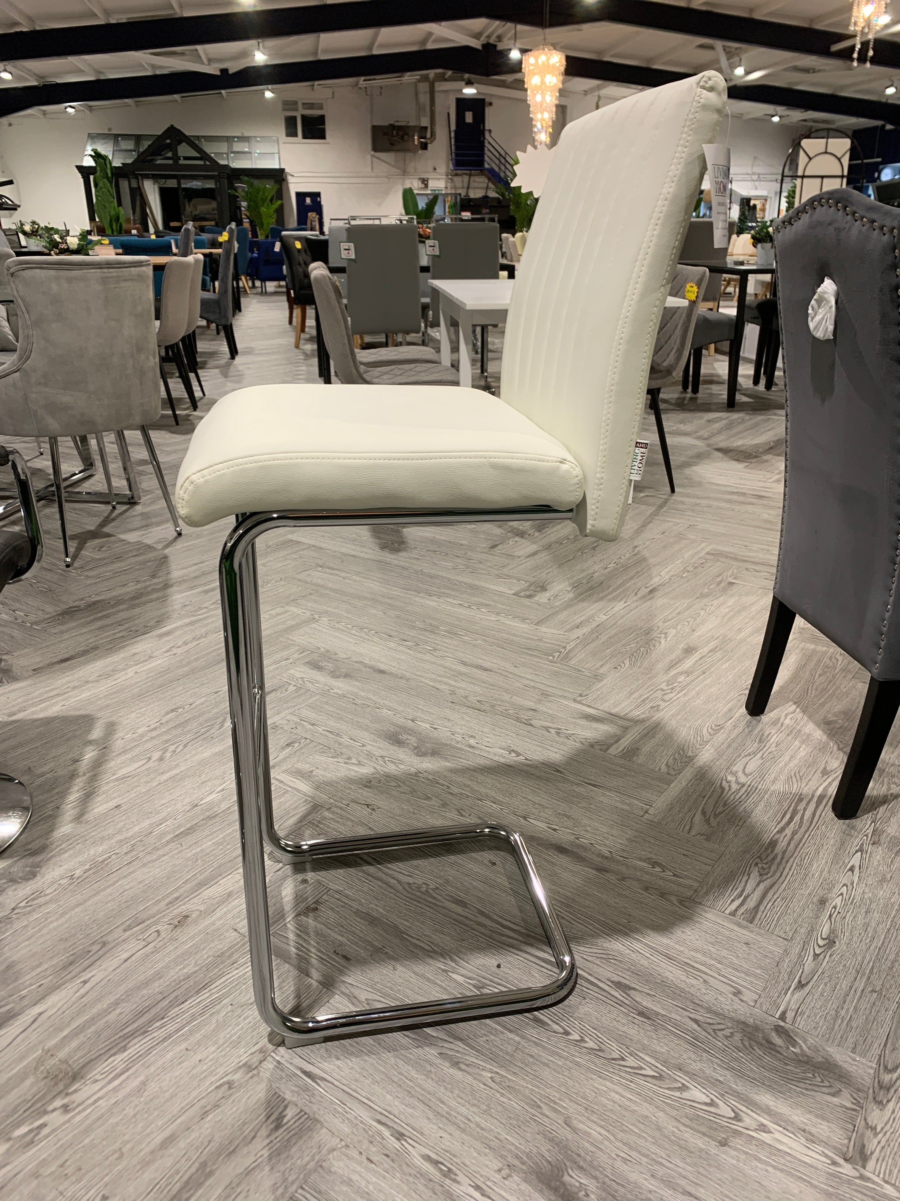 White PU Leather Bar Stool with Chrome Base 1PC