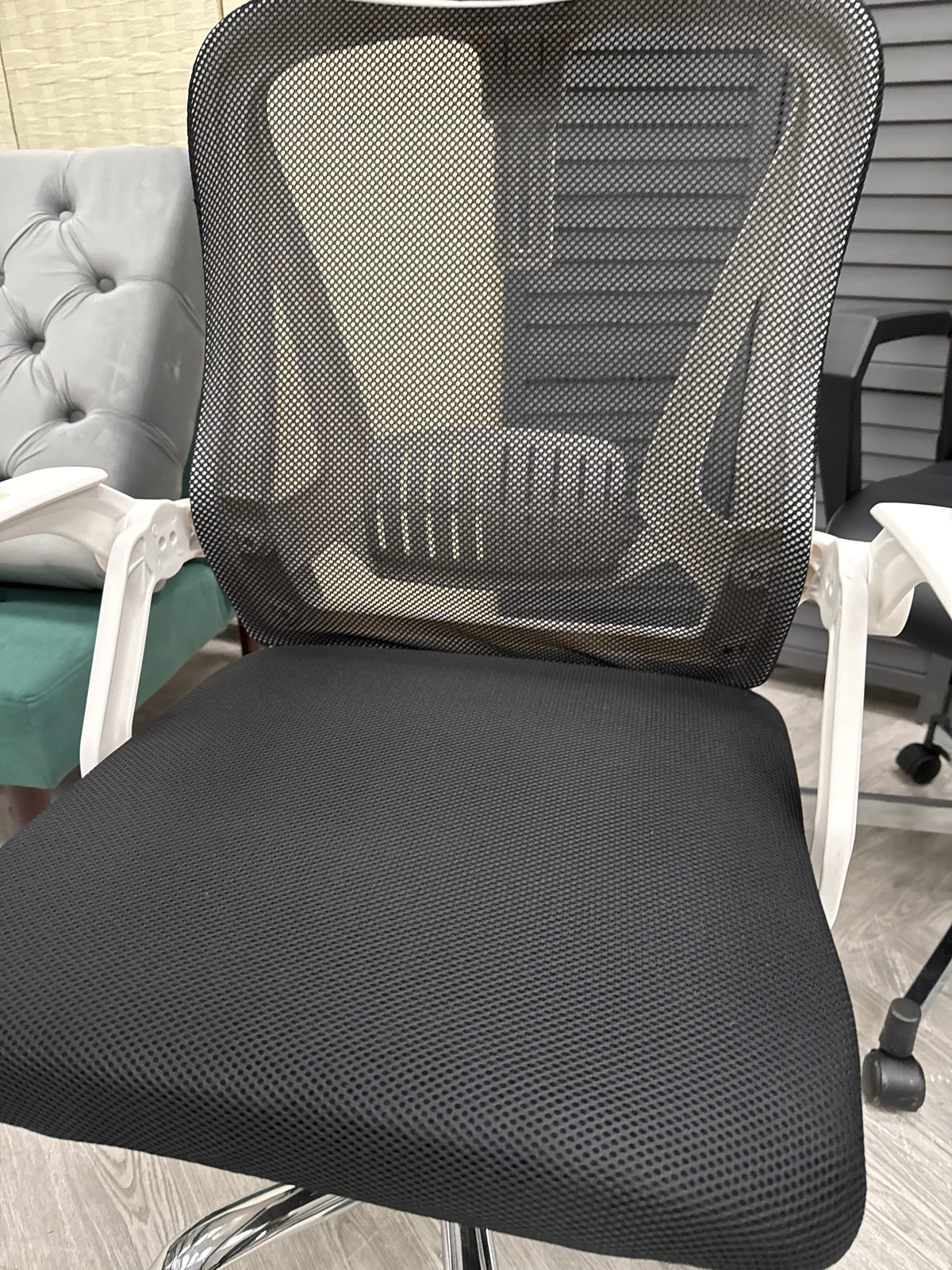 Black Mesh Backrest Swivel Office Chair with Headrest and White Armrests