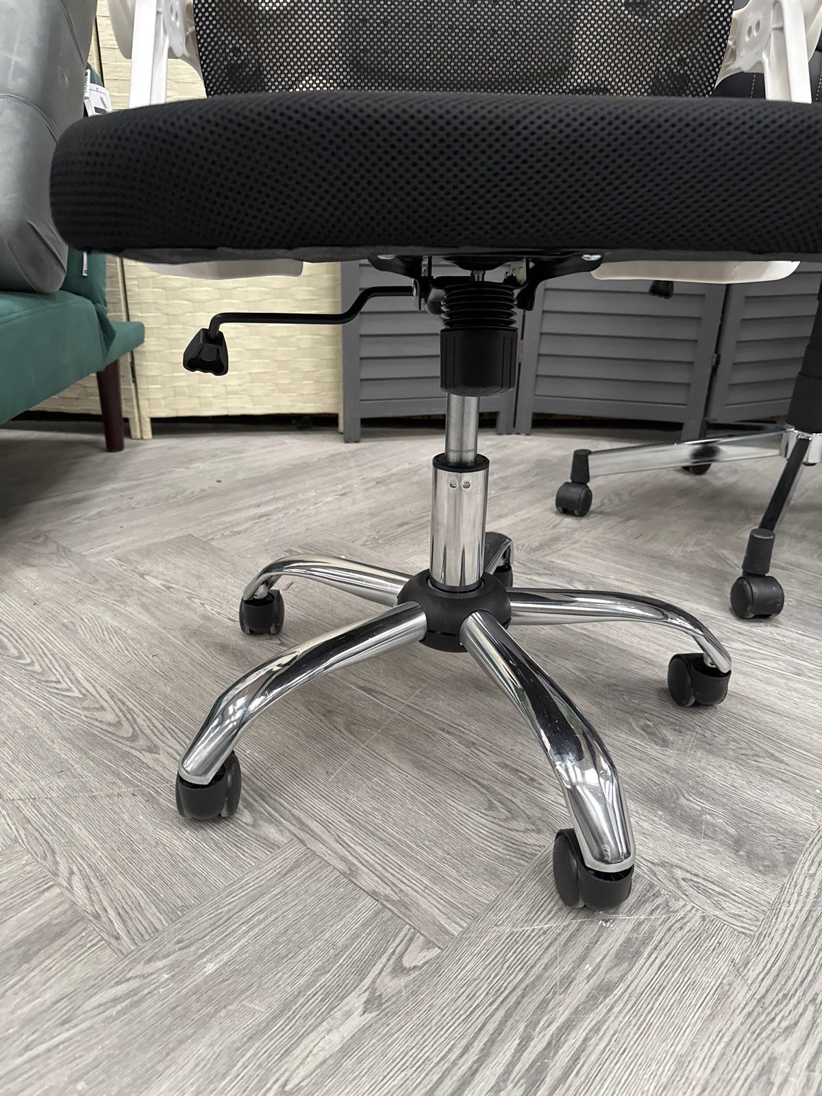 Black Mesh Backrest Swivel Office Chair with Headrest and White Armrests