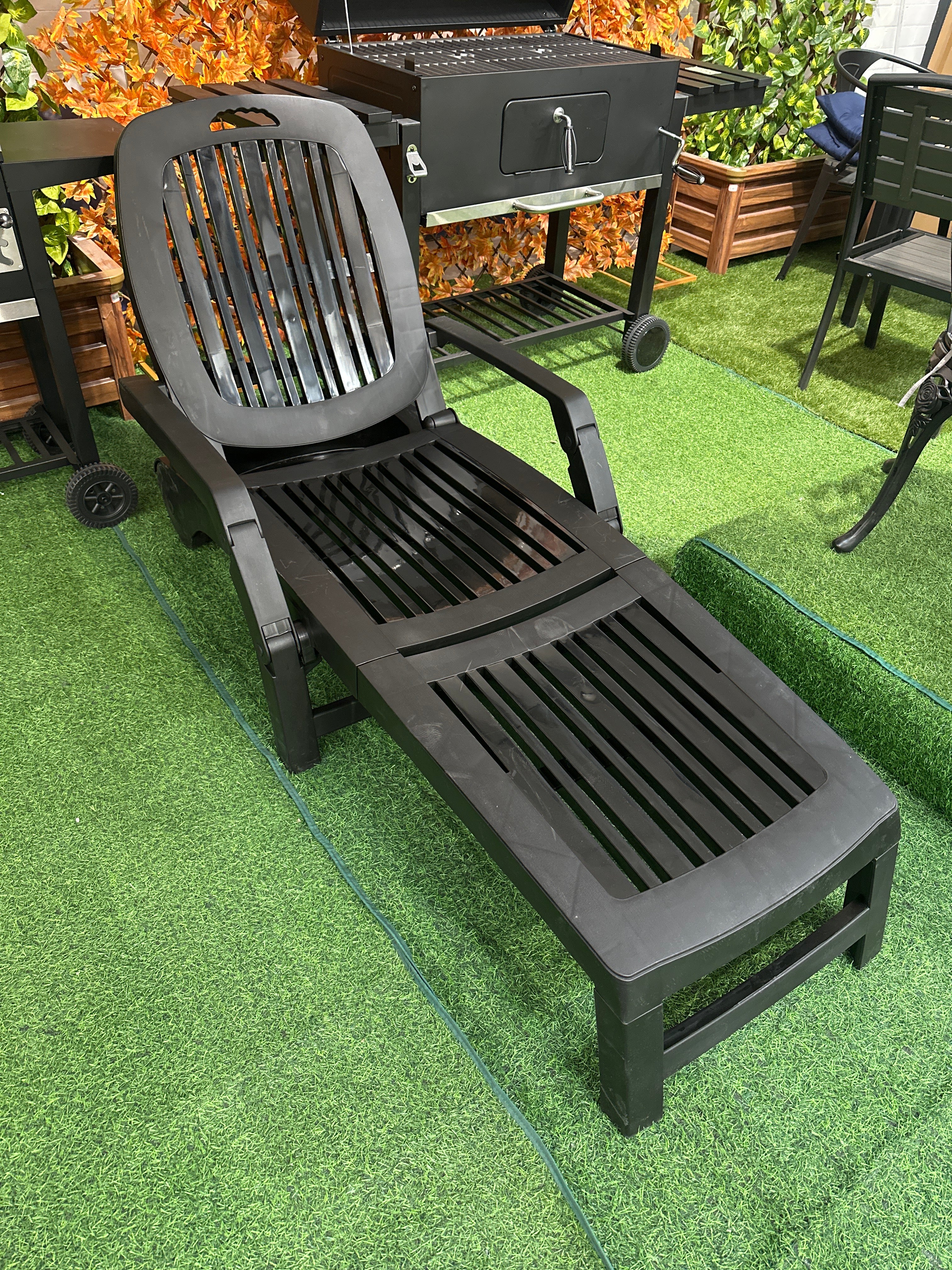 Sun Lounger Outdoor Folding Lounge Chair Recliner with Wheels