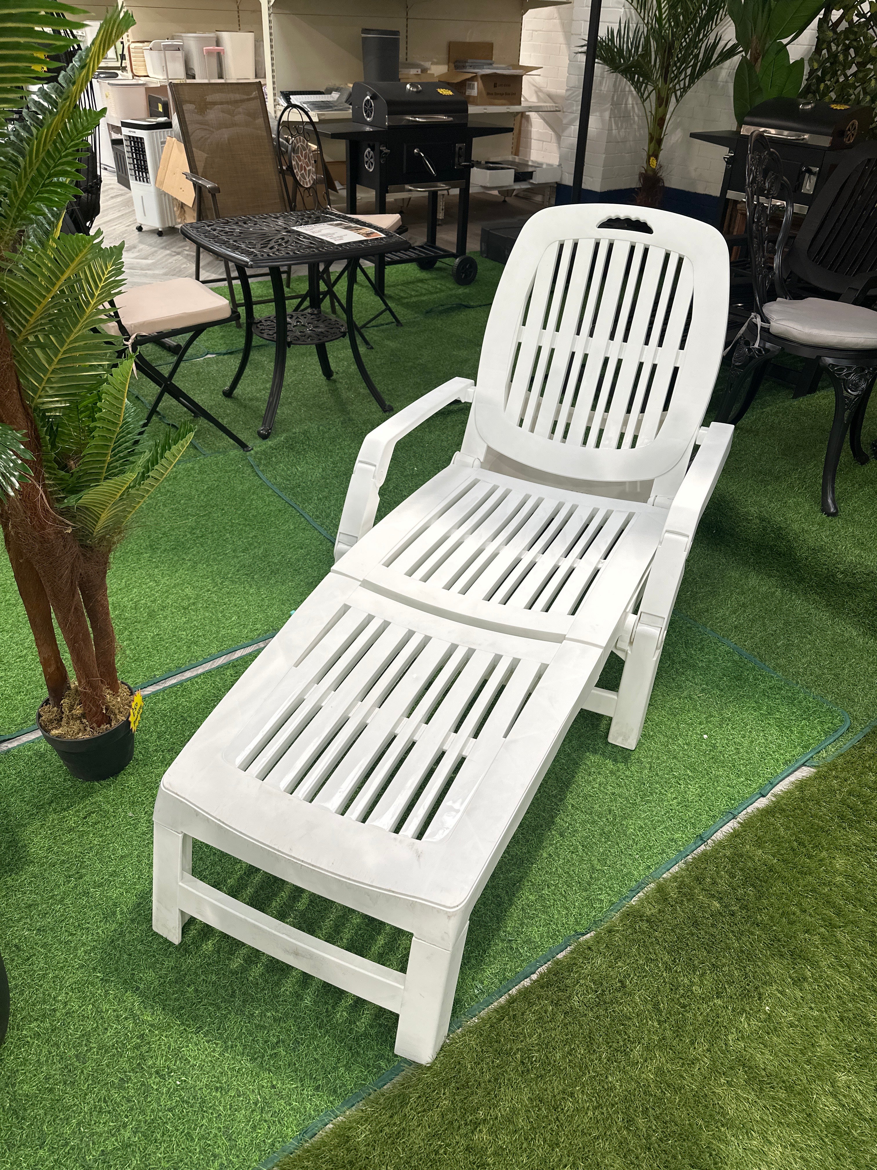 Sun Lounger Outdoor Folding Lounge Chair Recliner with Wheels