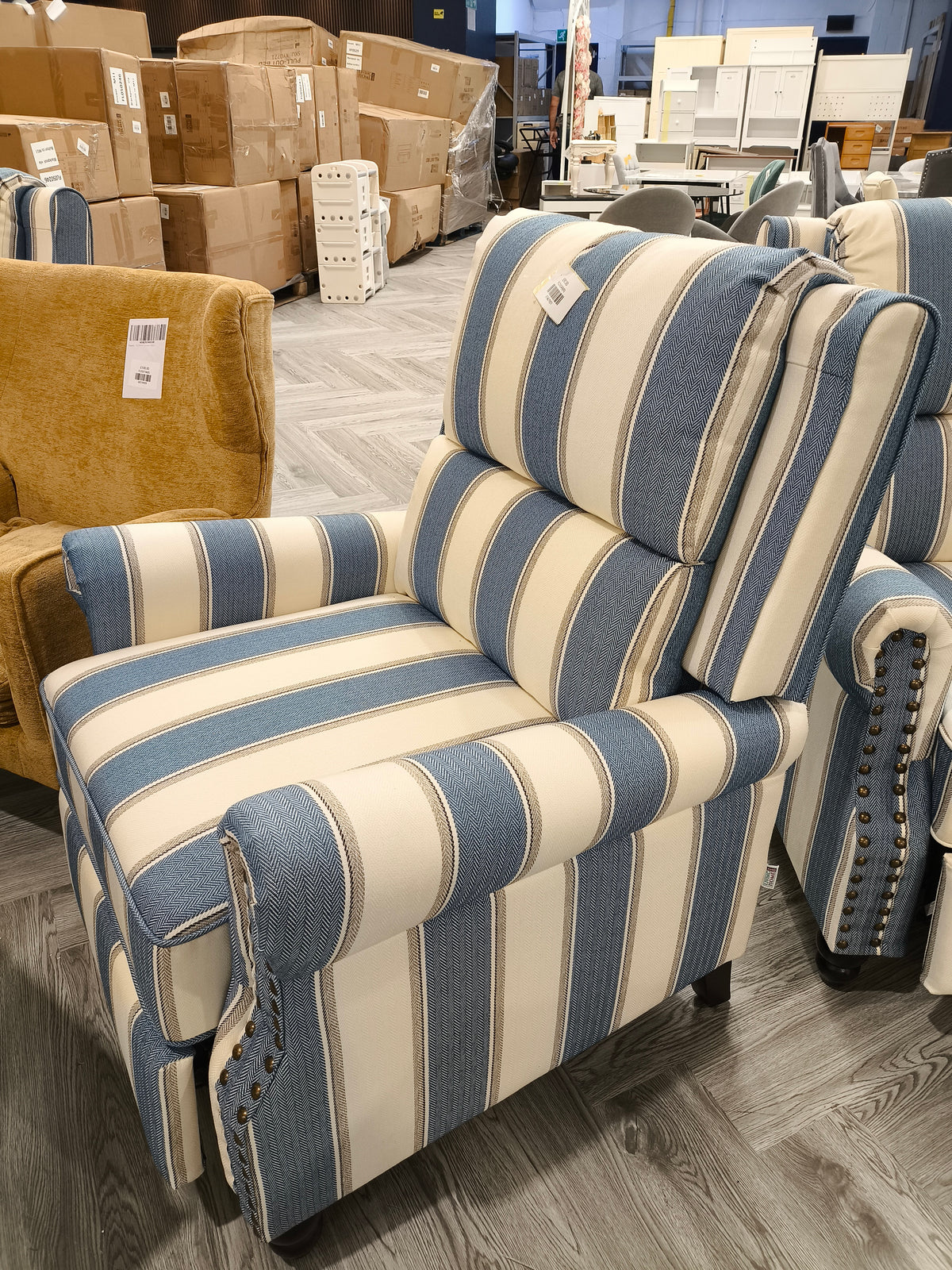 Modern Linen Upholstered Push Back Recliner Armchair with Adjustable Backrest and Hidden Footrest